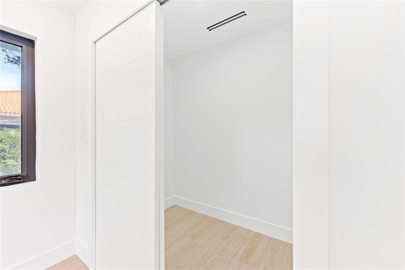 Image 31 of 43 For 15901 54 Place