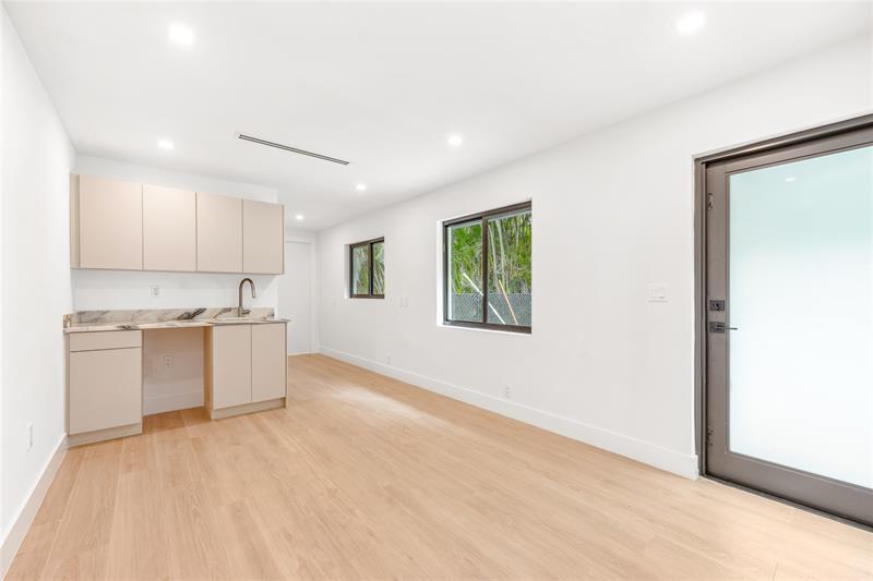 Image 33 of 43 For 15901 54 Place