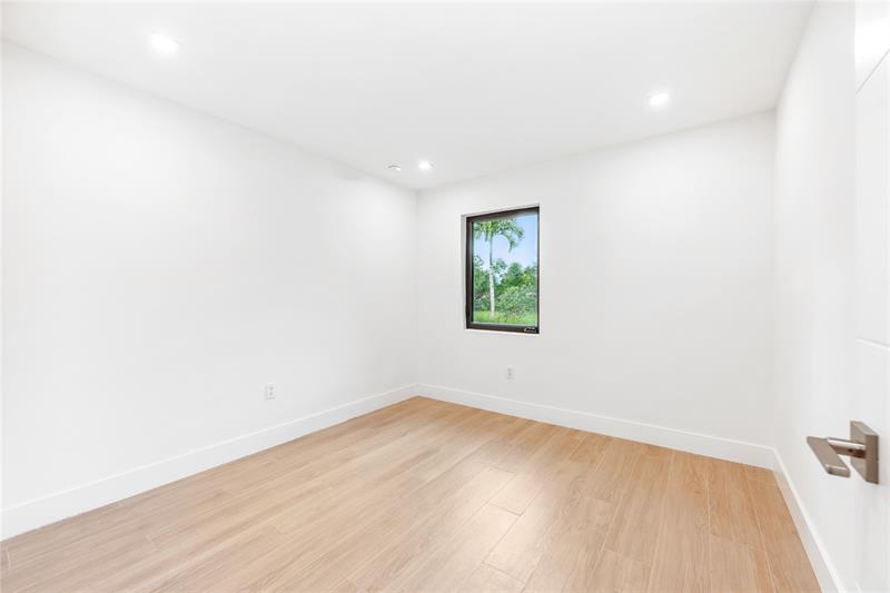 Image 34 of 43 For 15901 54 Place