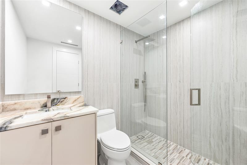 Image 36 of 43 For 15901 54 Place