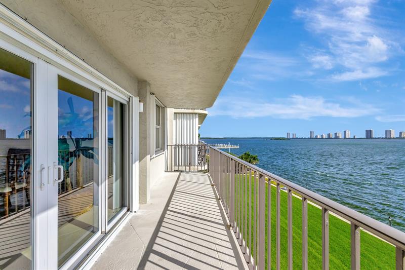Image 12 of 39 For 801 Lake Shore Dr  403