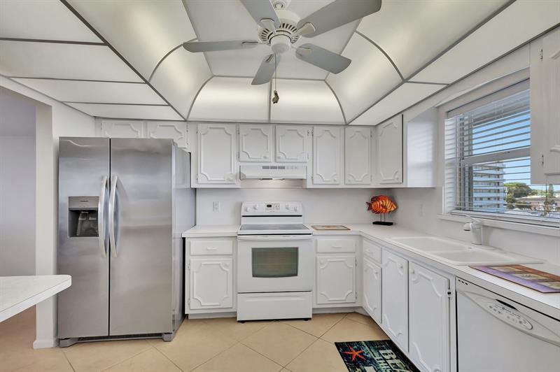 Image 13 of 39 For 801 Lake Shore Dr  403