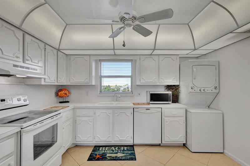 Image 14 of 39 For 801 Lake Shore Dr  403