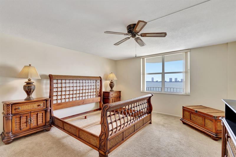 Image 17 of 39 For 801 Lake Shore Dr  403