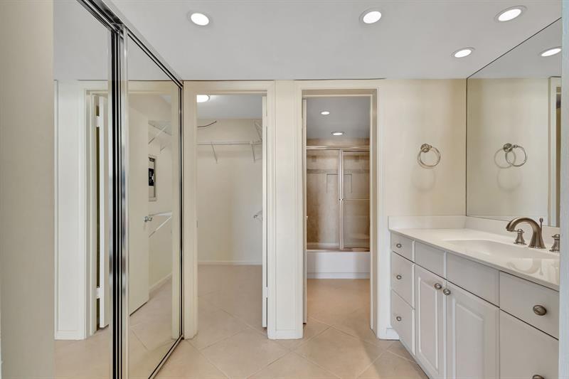 Image 20 of 39 For 801 Lake Shore Dr  403