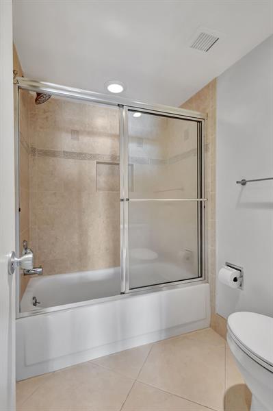 Image 21 of 39 For 801 Lake Shore Dr  403