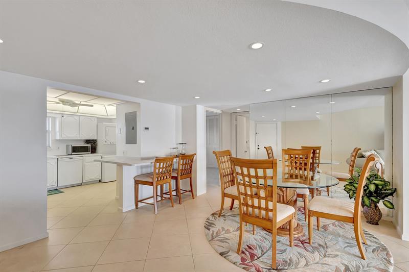 Image 4 of 39 For 801 Lake Shore Dr  403