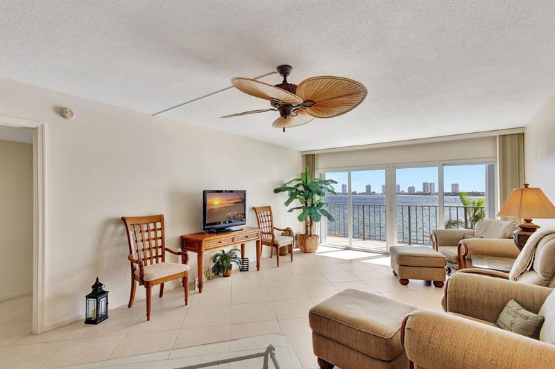 Image 6 of 39 For 801 Lake Shore Dr  403