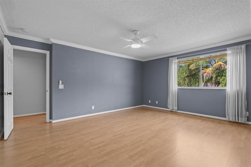 Image 27 of 61 For 4319 Greenbriar Ln