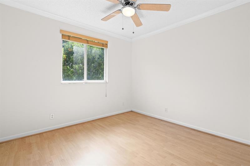 Image 32 of 61 For 4319 Greenbriar Ln