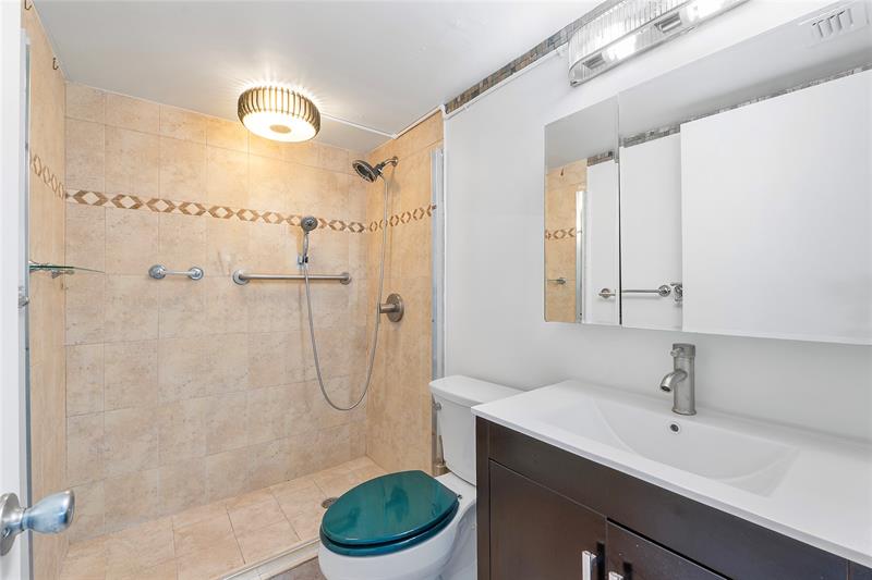 Image 14 of 41 For 701 19th St  512