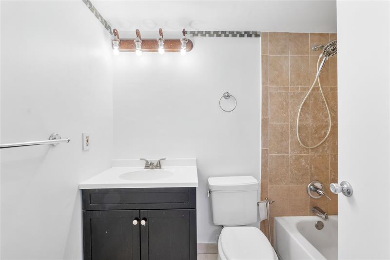 Image 17 of 41 For 701 19th St  512
