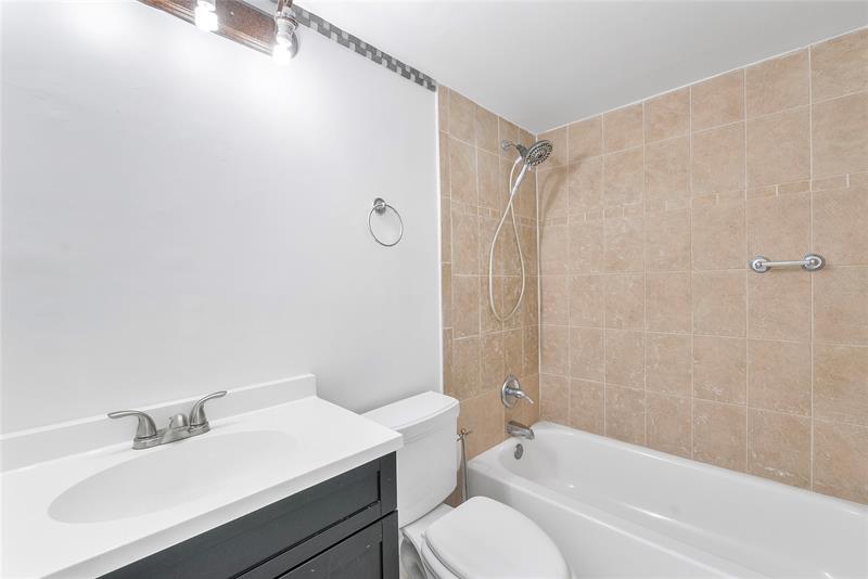 Image 18 of 41 For 701 19th St  512