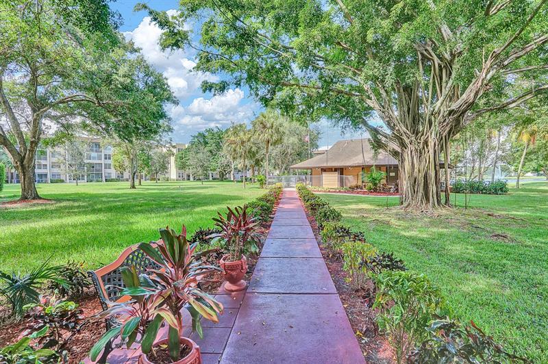 Image 27 of 43 For 9340 Lagoon Pl  209