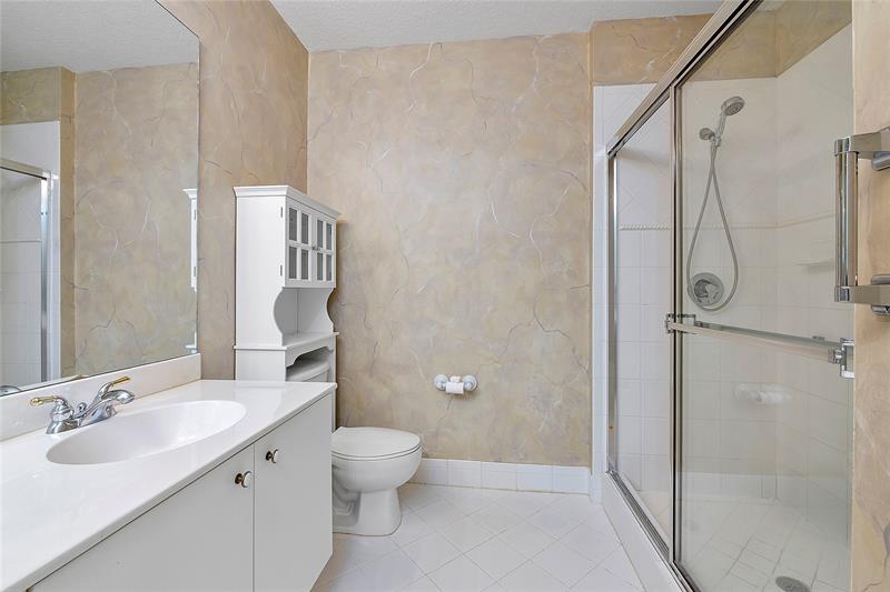 Image 17 of 28 For 7919 Exeter Blvd  102