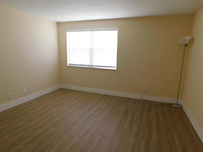 Image 16 of 40 For 11252 Taft St  11252