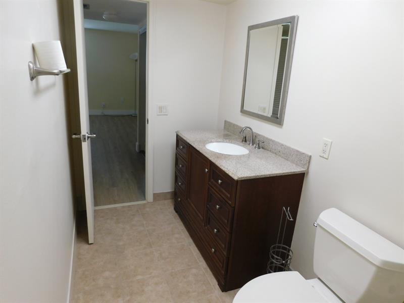 Image 21 of 40 For 11252 Taft St  11252