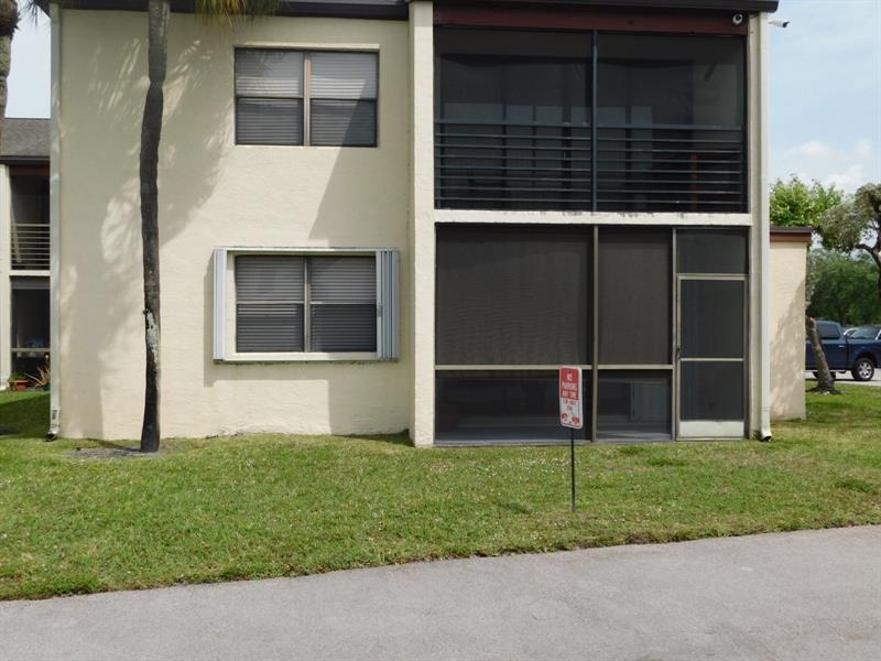Image 24 of 40 For 11252 Taft St  11252