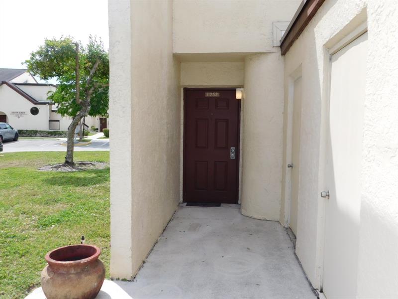 Image 3 of 40 For 11252 Taft St  11252