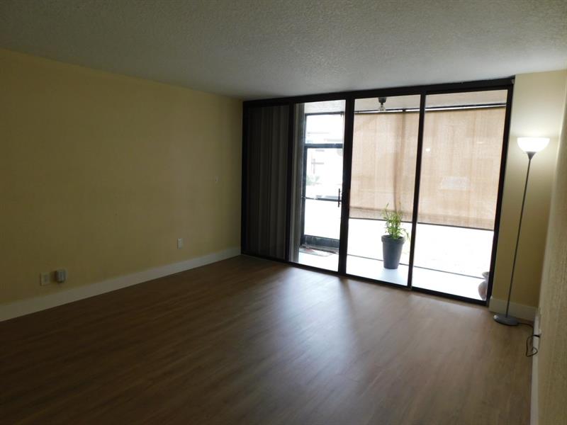Image 5 of 40 For 11252 Taft St  11252