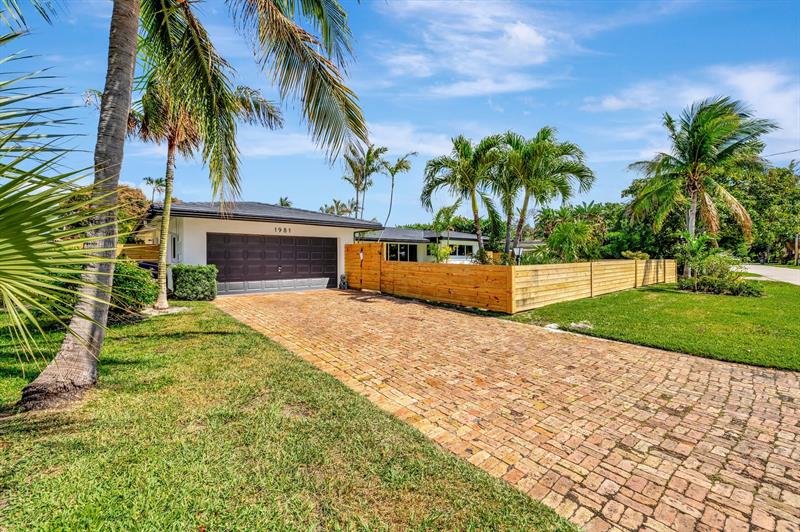 Image 37 of 44 For 1981 Coral Gardens Drive