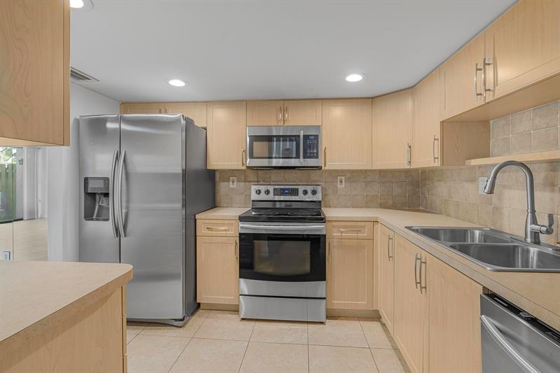 Image 11 of 32 For 4761 2nd Ave  310