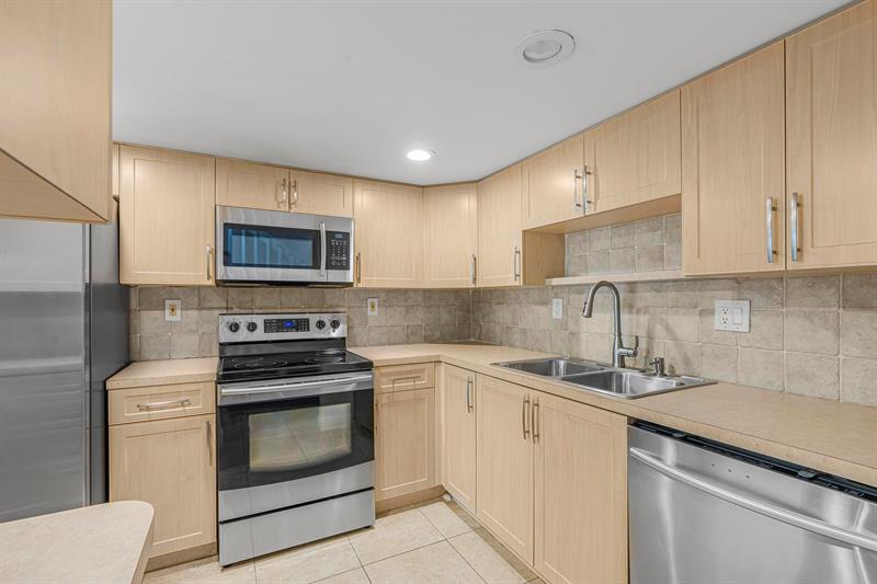 Image 8 of 32 For 4761 2nd Ave  310
