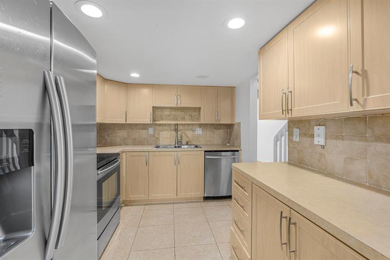 Image 9 of 32 For 4761 2nd Ave  310