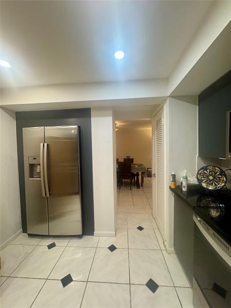 Image 3 of 10 For 3113 Ocean Dr  209