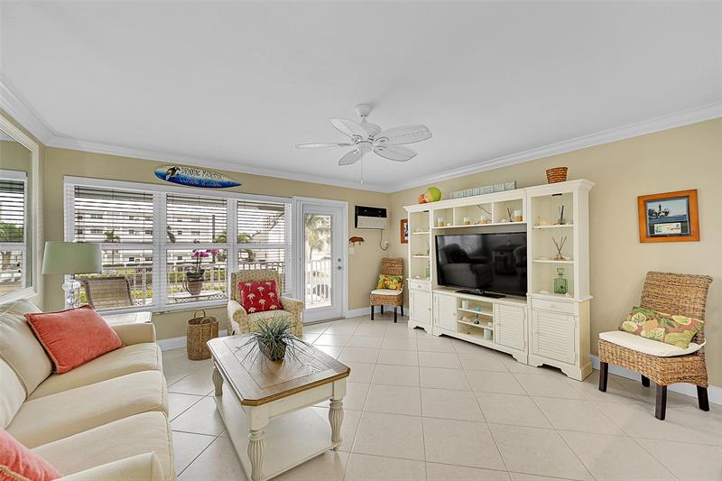 Image 17 of 51 For 1110 Riverside Dr  24