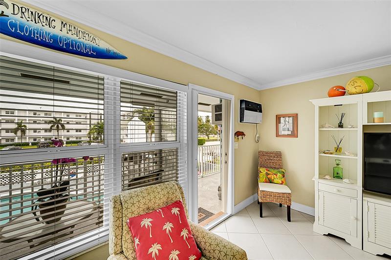 Image 21 of 51 For 1110 Riverside Dr  24