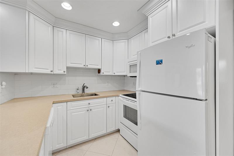 Image 30 of 51 For 1110 Riverside Dr  24