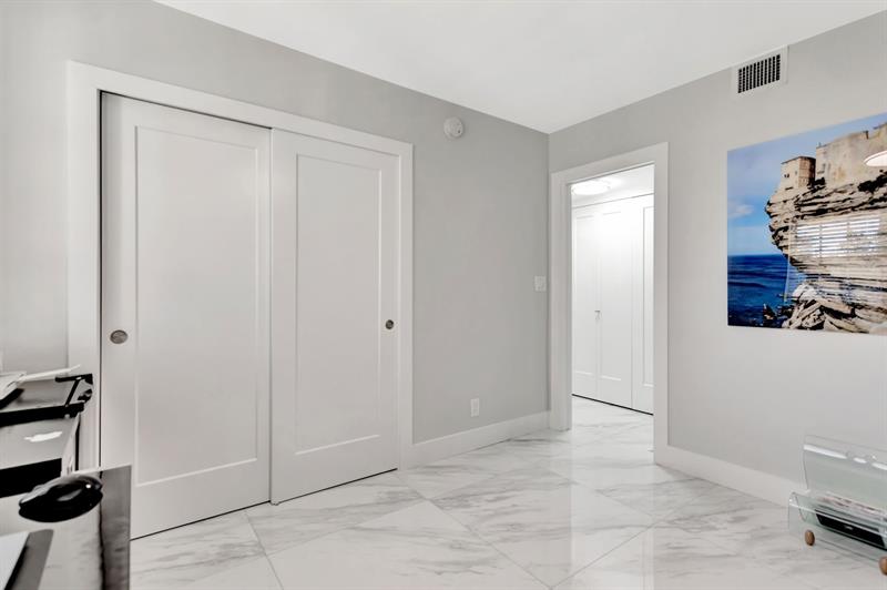 Image 16 of 44 For 3503 Oaks Way  409