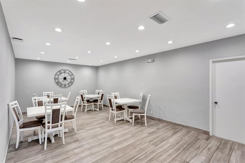 Image 36 of 44 For 3503 Oaks Way  409