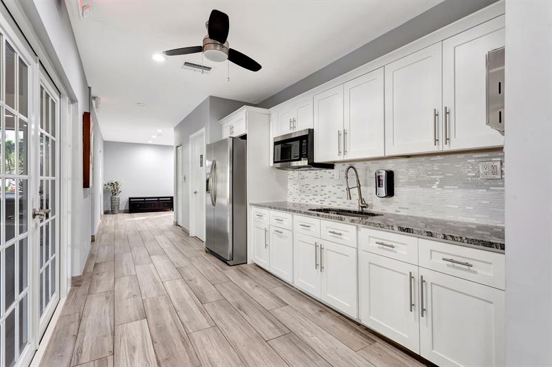 Image 37 of 44 For 3503 Oaks Way  409