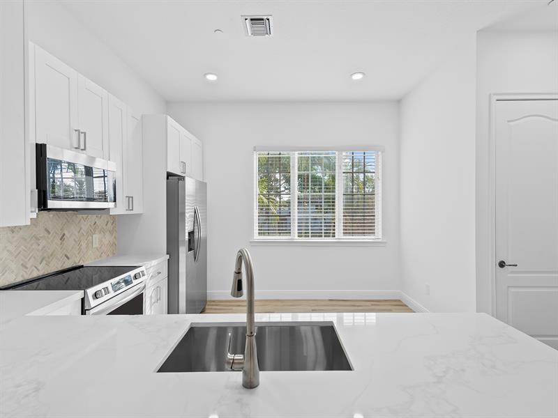 Image 3 of 25 For 510 7th St  403