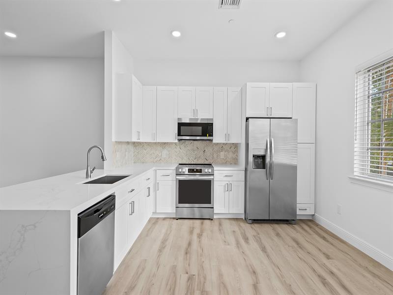 Image 4 of 25 For 510 7th St  403
