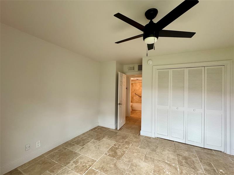 Image 12 of 17 For 124 19th Ct  102b