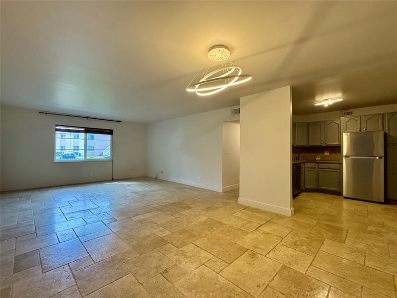 Image 4 of 17 For 124 19th Ct  102b