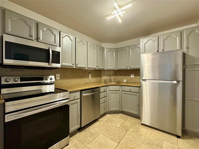 Image 6 of 17 For 124 19th Ct  102b