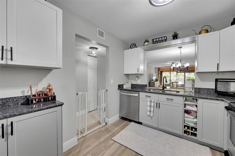 Image 10 of 25 For 8592 Sunrise Blvd  102