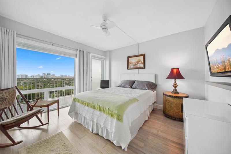 Image 17 of 37 For 2611 Riverside Dr  1106