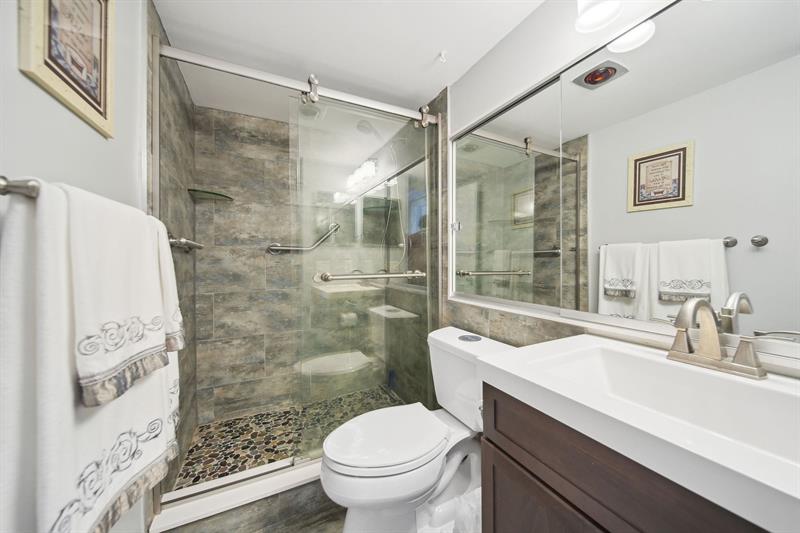 Image 18 of 37 For 2611 Riverside Dr  1106