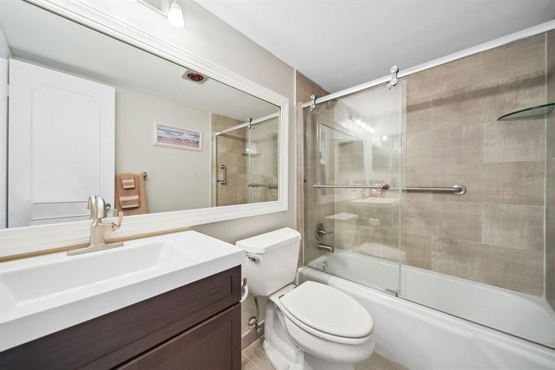 Image 19 of 37 For 2611 Riverside Dr  1106