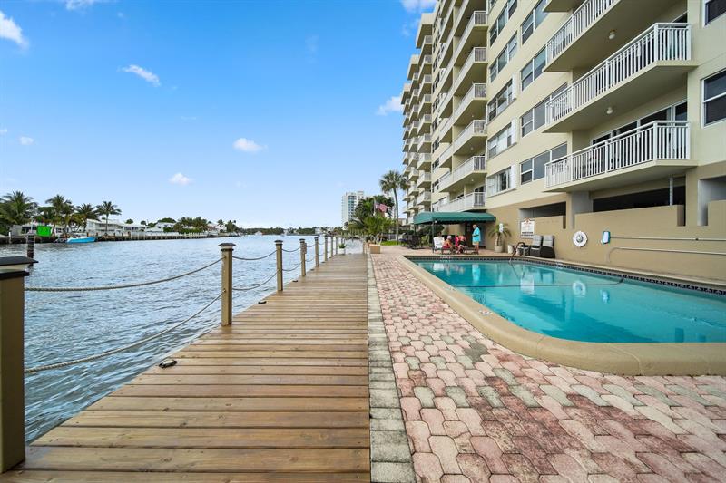 Image 32 of 37 For 2611 Riverside Dr  1106