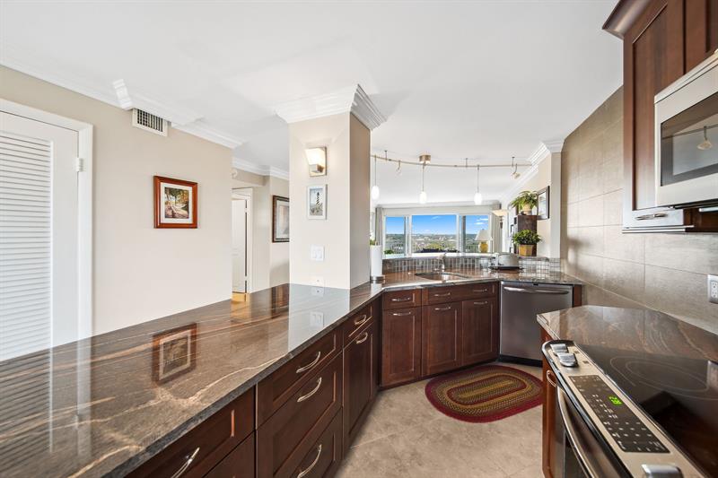 Image 6 of 37 For 2611 Riverside Dr  1106