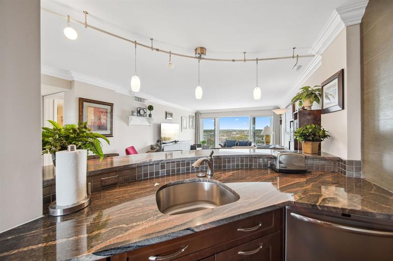 Image 7 of 37 For 2611 Riverside Dr  1106