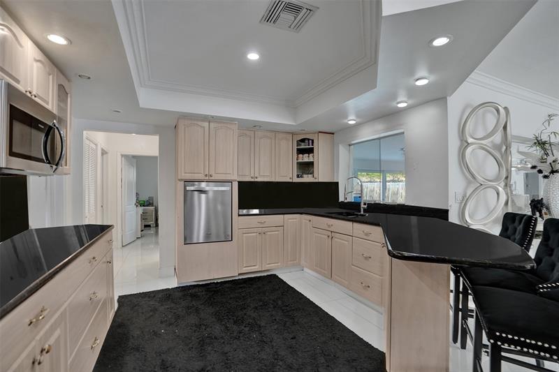 Image 15 of 21 For 4100 Bayview Dr