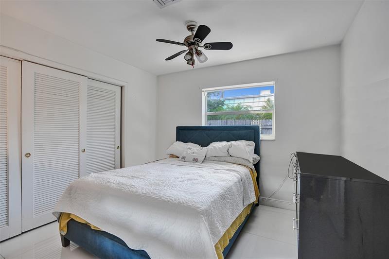 Image 17 of 21 For 4100 Bayview Dr