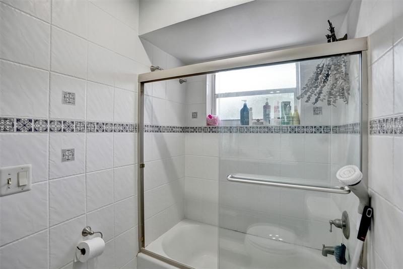 Image 19 of 21 For 4100 Bayview Dr